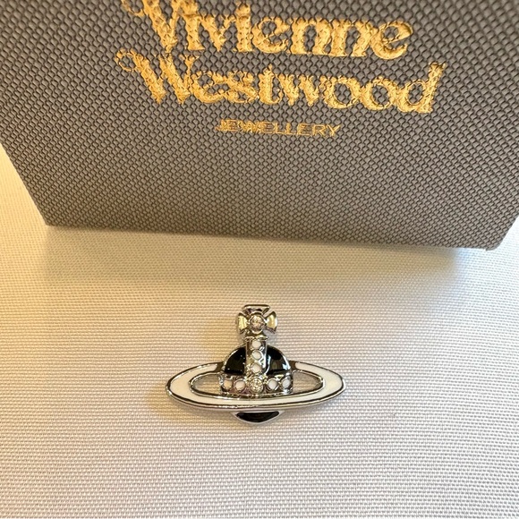 Vivienne Westwood Silver and Black Orb Brooch pin - Picture 2 of 8